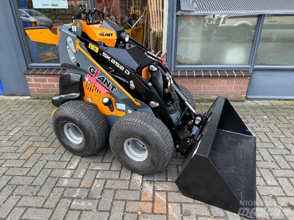 GiANT SK252D Многофункционални товарачи