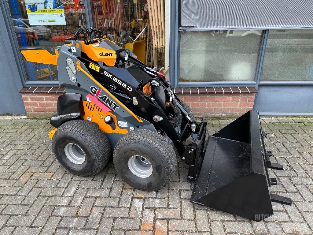 GiANT SK252D Многофункционални товарачи