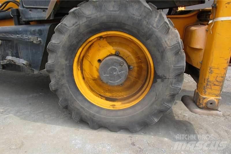 JCB 3DX4 Товарач със заден ексватор