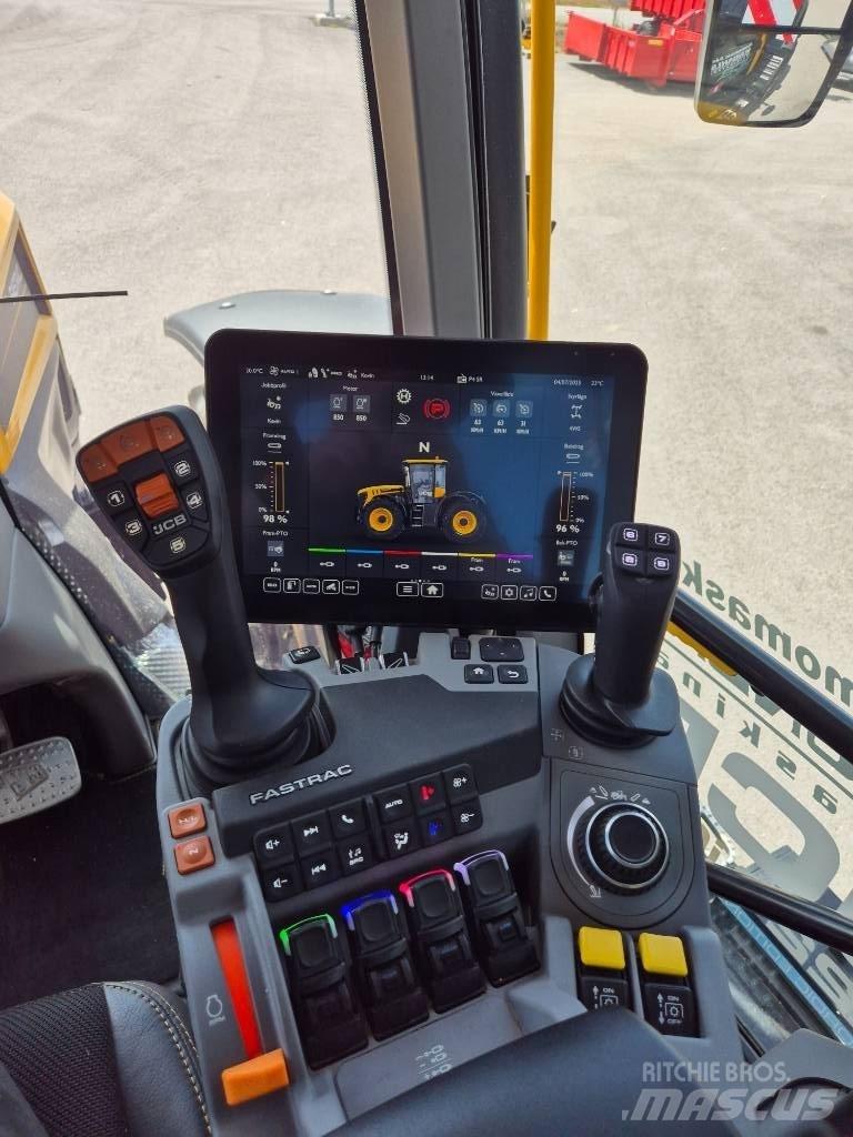 JCB Fastrac 4220 Трактори