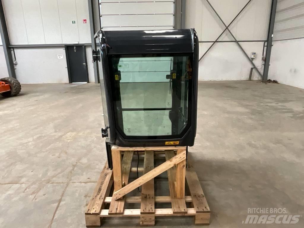Kubota U 27-4 Кабина