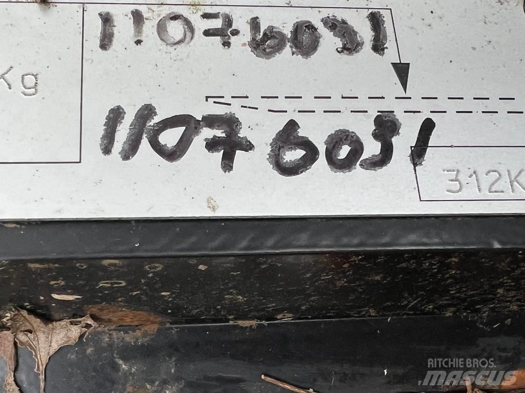 JCB QFIT HEADSTOCK Други товарещи и копаещи и аксесоари