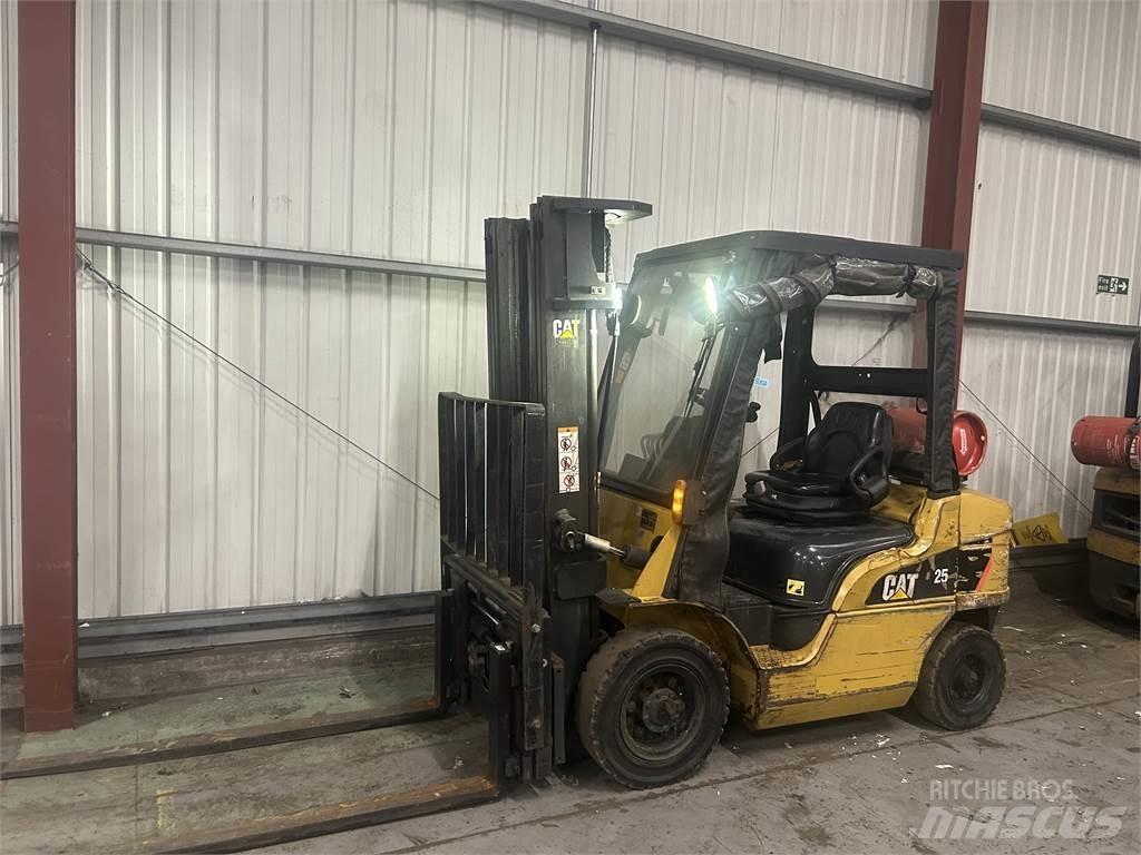 CAT GP25NT Камиони с АГУ