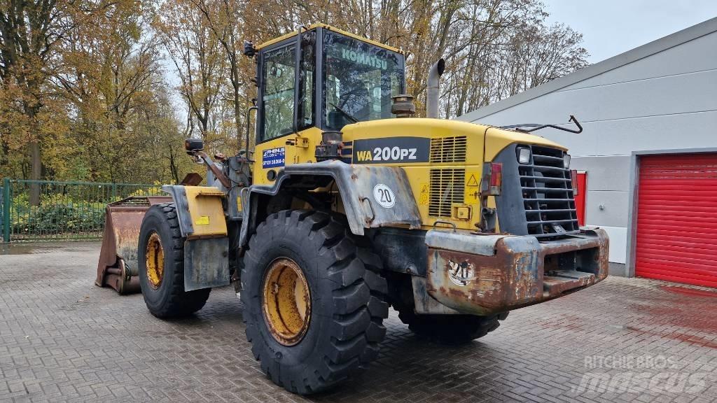 Komatsu WA 200 PZ-6 Колесни товарачи