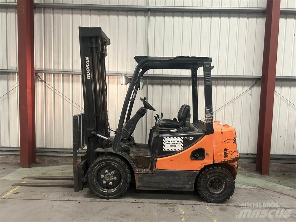 Doosan D25S-5 Дизелови камиони