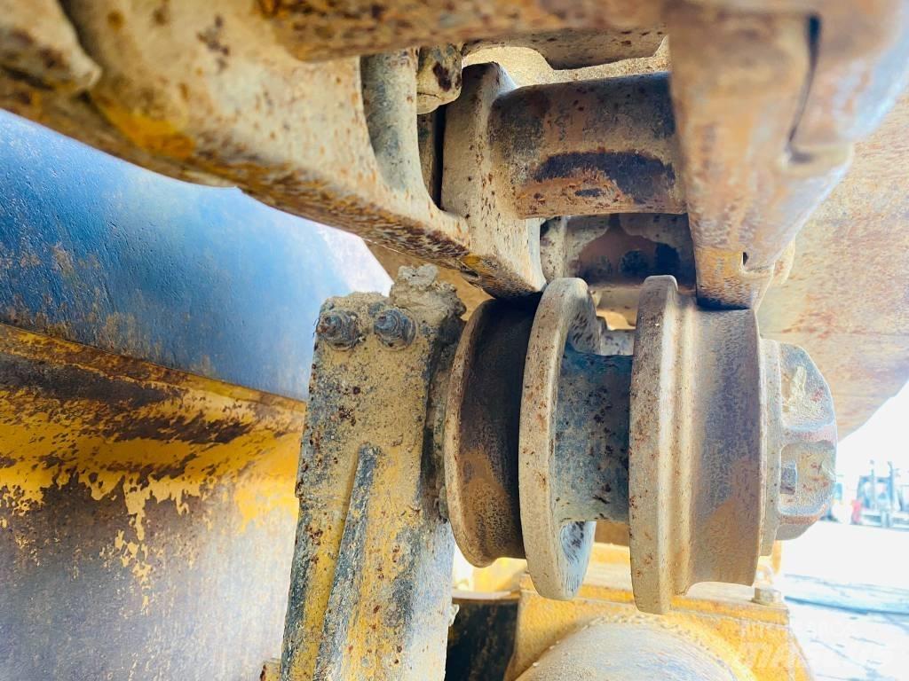 CAT 943 LGP Верижен товарач