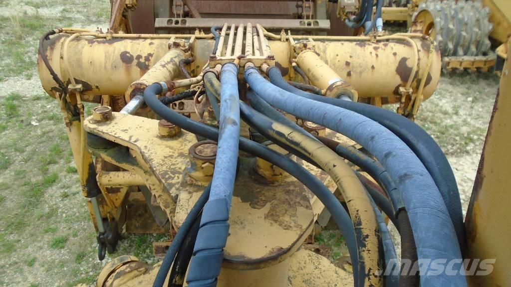 International 412B Скрепери
