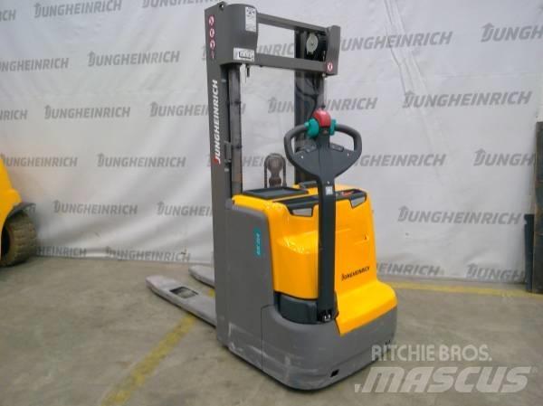 Jungheinrich EJC 214 Колички високоповдигачи с теглич