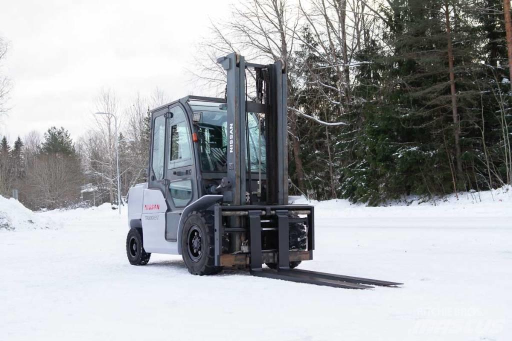 Nissan WG1F4A50Y Дизелови камиони