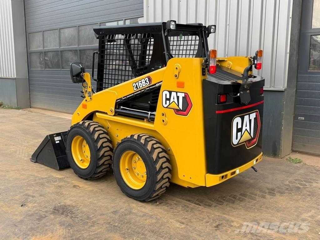 CAT 216B3 Колесни товарачи