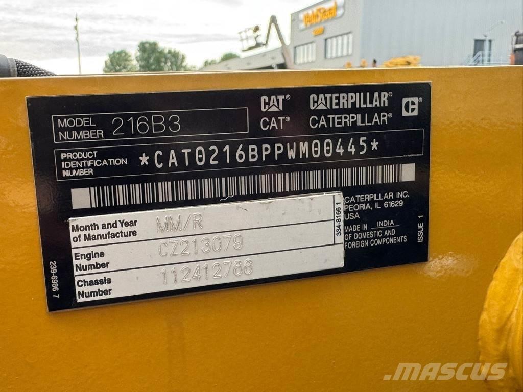 CAT 216B3 Колесни товарачи