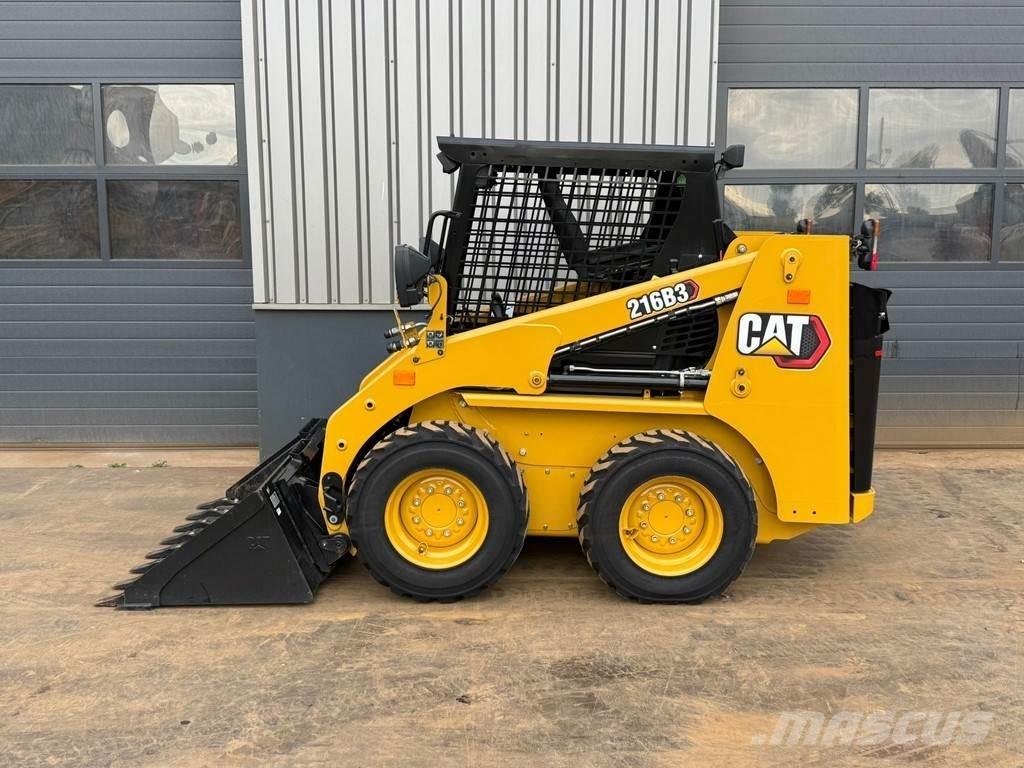 CAT 216B3 Колесни товарачи