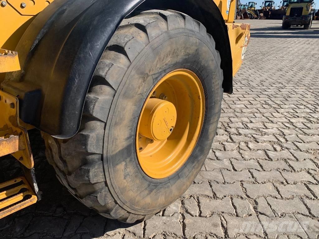 CAT 908M Колесни товарачи
