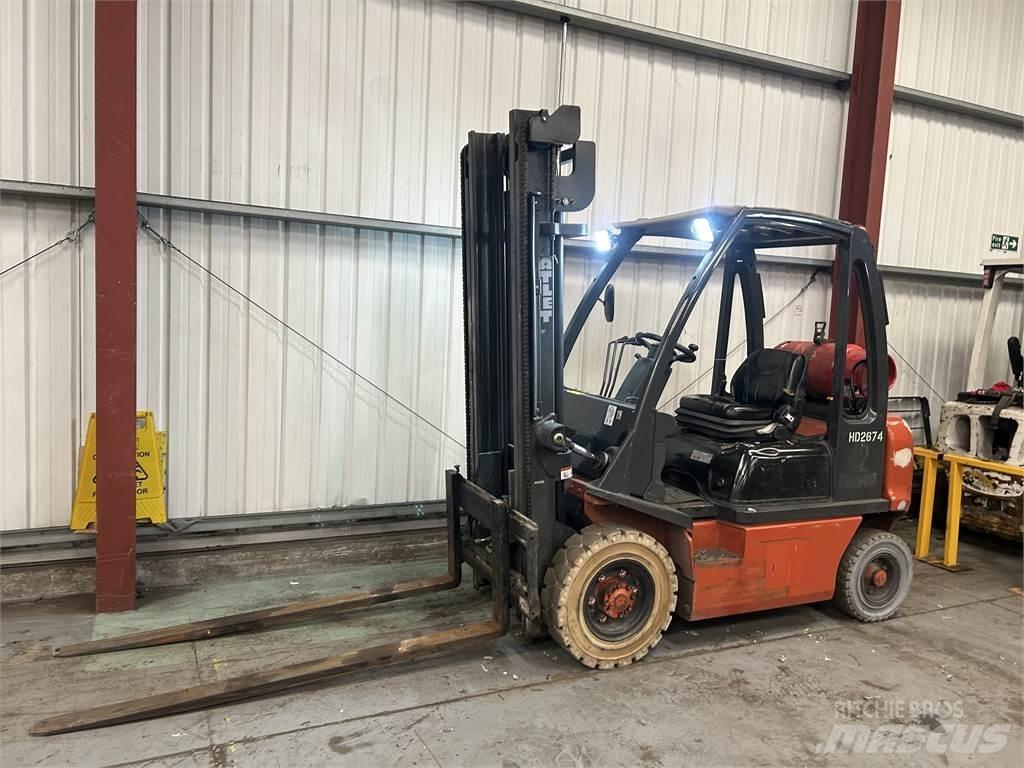 Nissan UD02A20PQ Камиони с АГУ