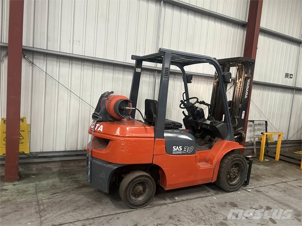 Toyota 7FGF30 Камиони с АГУ