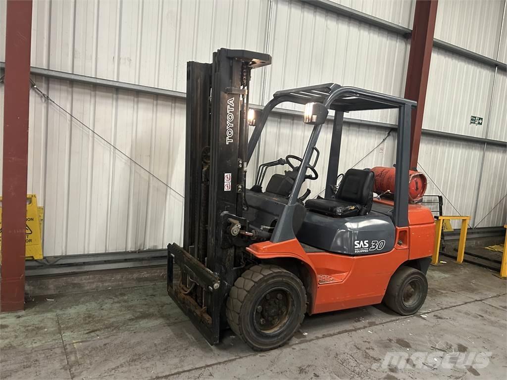 Toyota 7FGF30 Камиони с АГУ