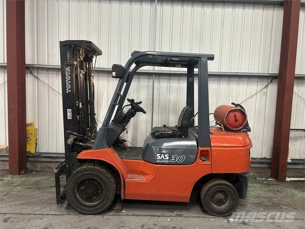 Toyota 7FGF30 Камиони с АГУ