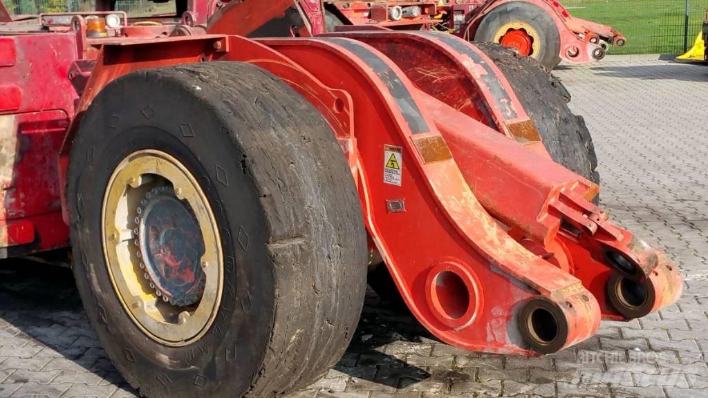 Sandvik LH208 Подземни товарачи