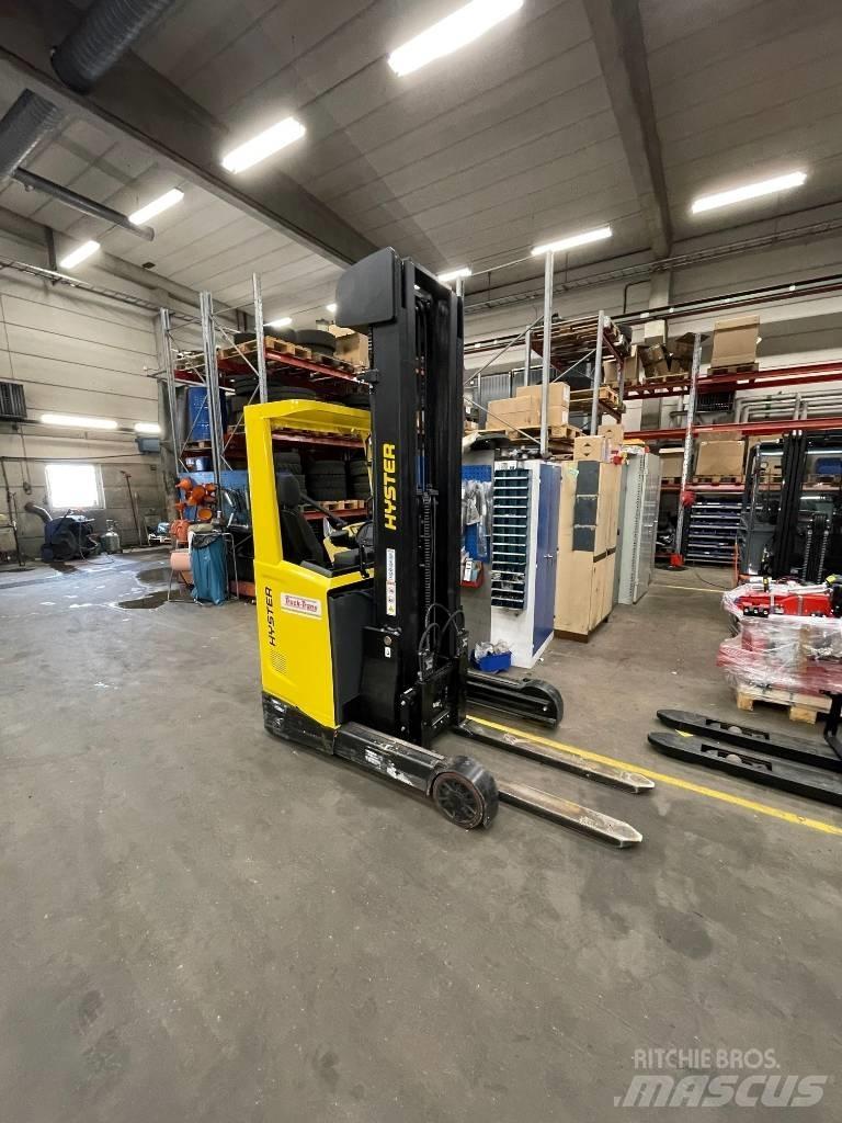 Hyster R1.4 Ретрак/ Високоповдигач с изместване на вилката напред