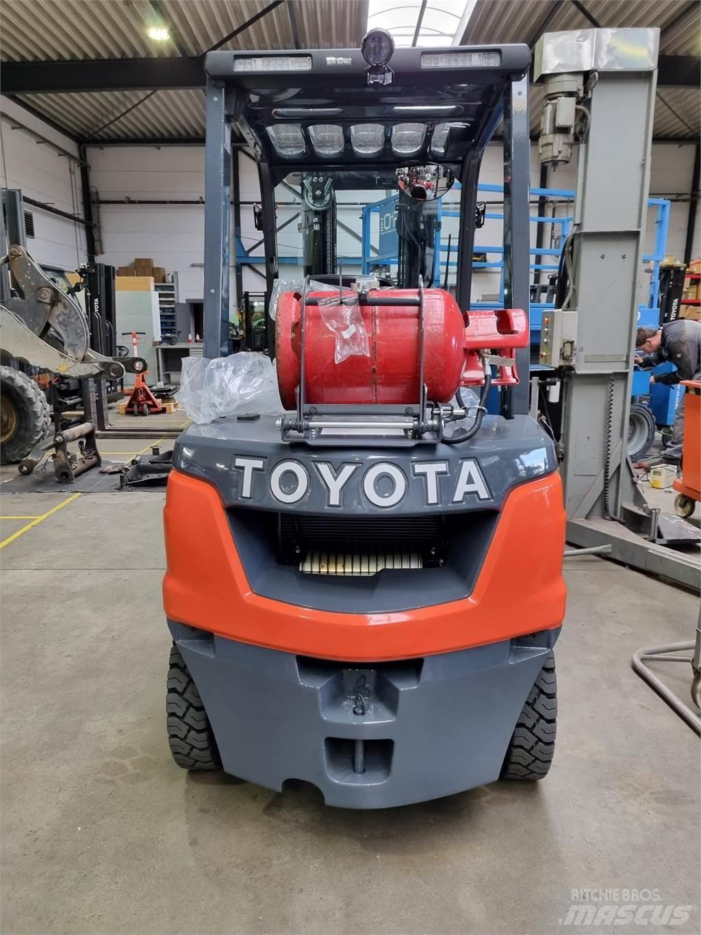 Toyota 02-8FGF25 Камиони с АГУ