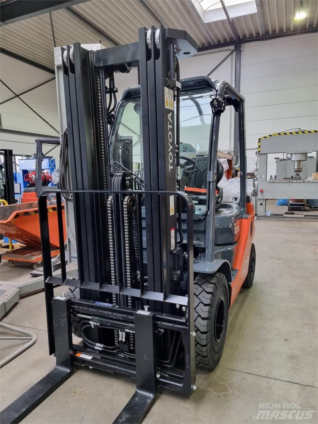 Toyota 02-8FGF25 Камиони с АГУ