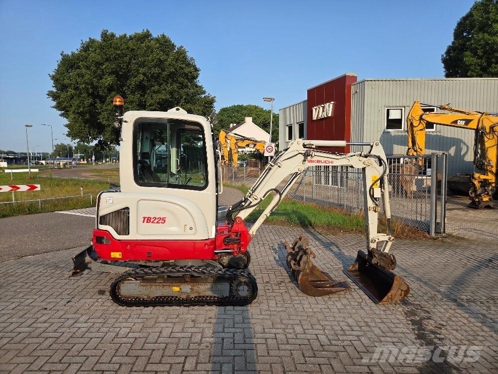 Takeuchi TB225 Мини екскаватори < 7 т
