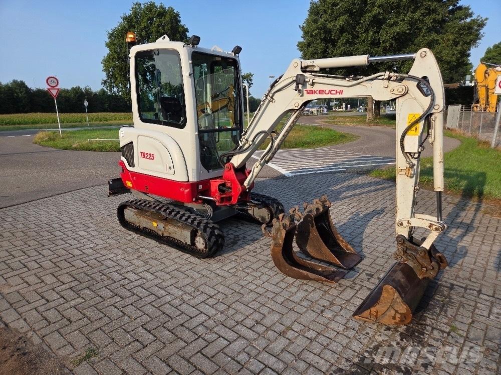 Takeuchi TB225 Мини екскаватори < 7 т