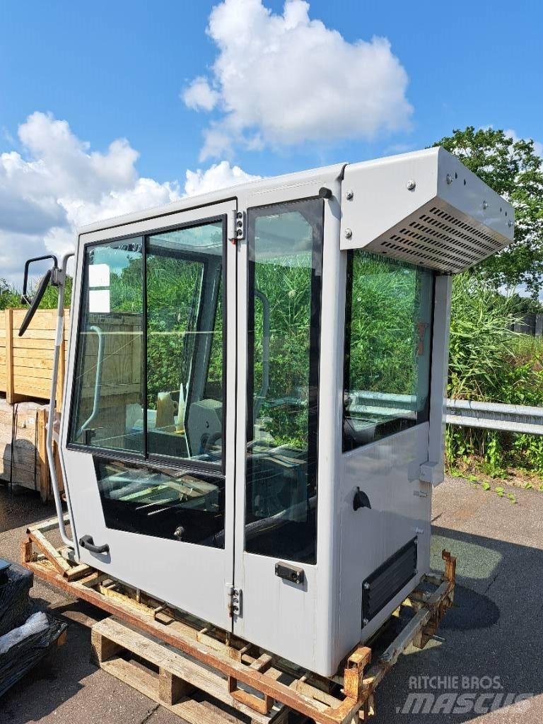 Fuchs D & E Cabin Кабина