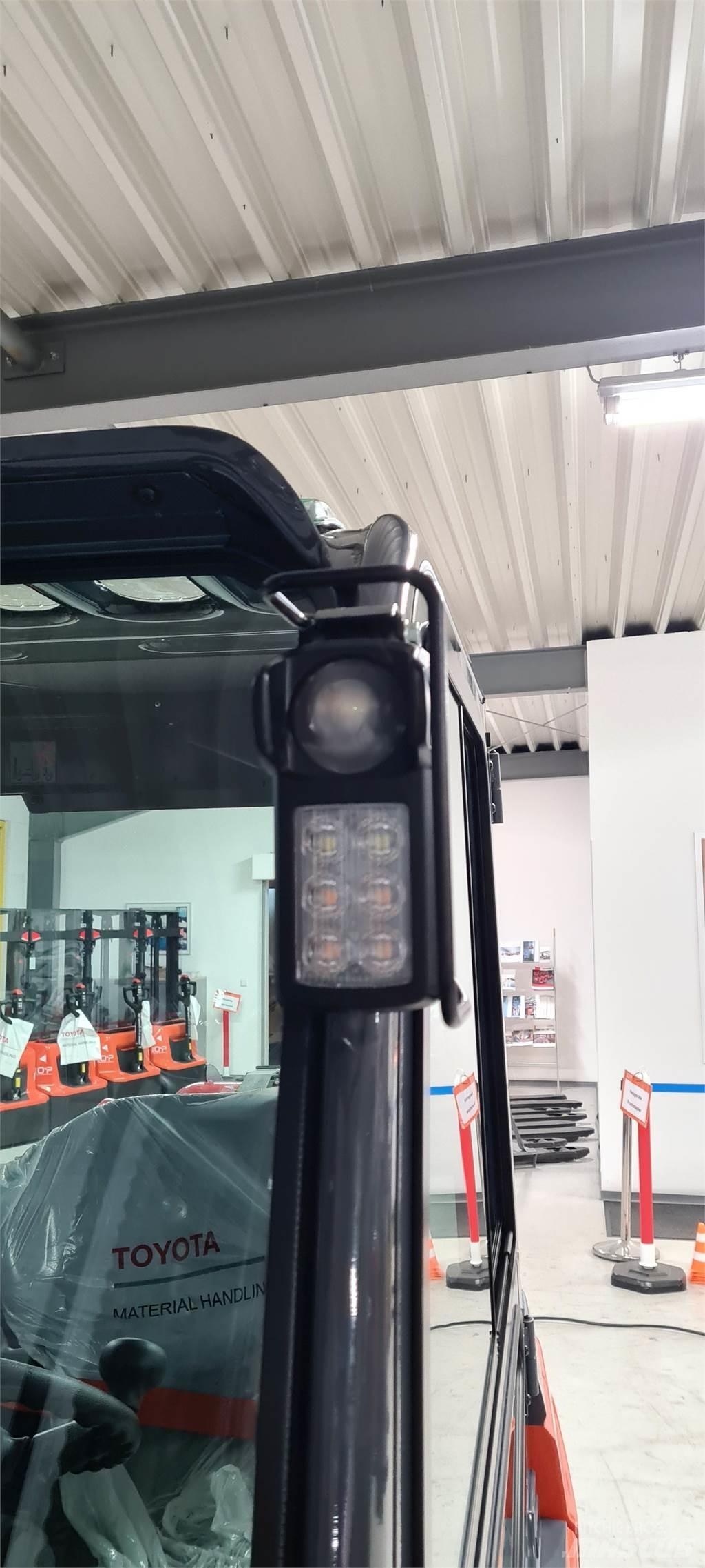 Toyota 02-8FGF30 Камиони с АГУ