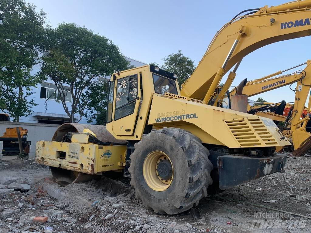Bomag BW 225 D-3 Двойни барабанни ролки
