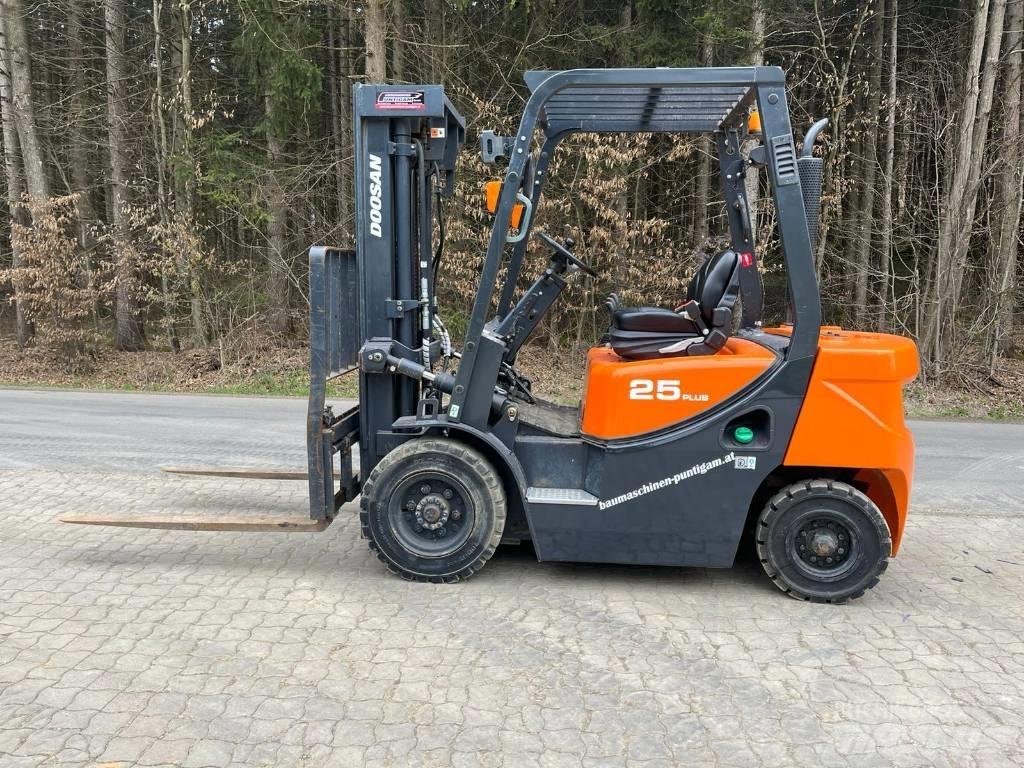 Doosan D 25 GP Дизелови камиони