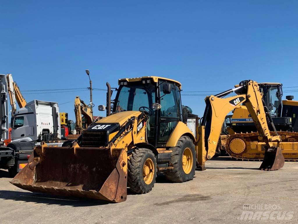CAT 428 F Товарач със заден ексватор