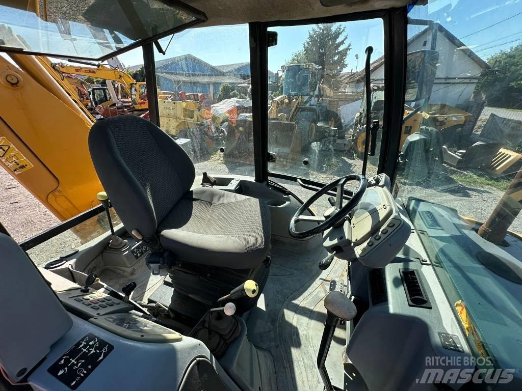 Fermec 860 Товарач със заден ексватор