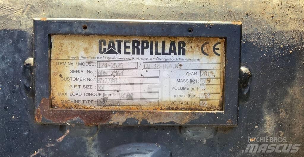 CAT Attache rapide Колесни екскаватори