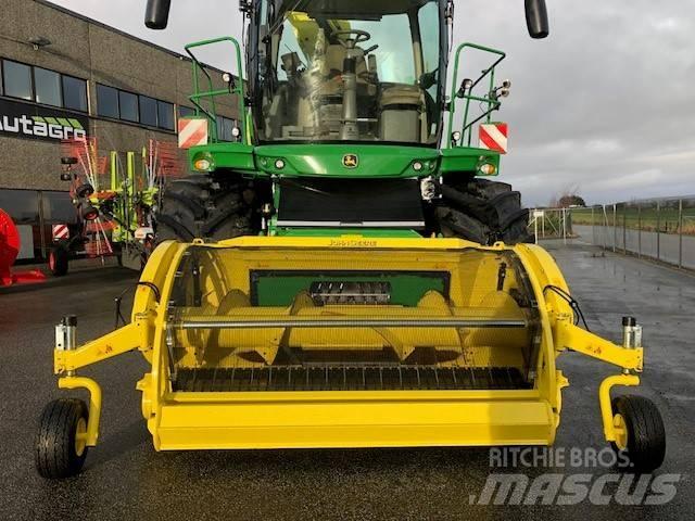 John Deere 8200 i Самоходни фуражири