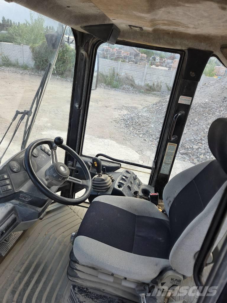 CAT 906 Колесни товарачи