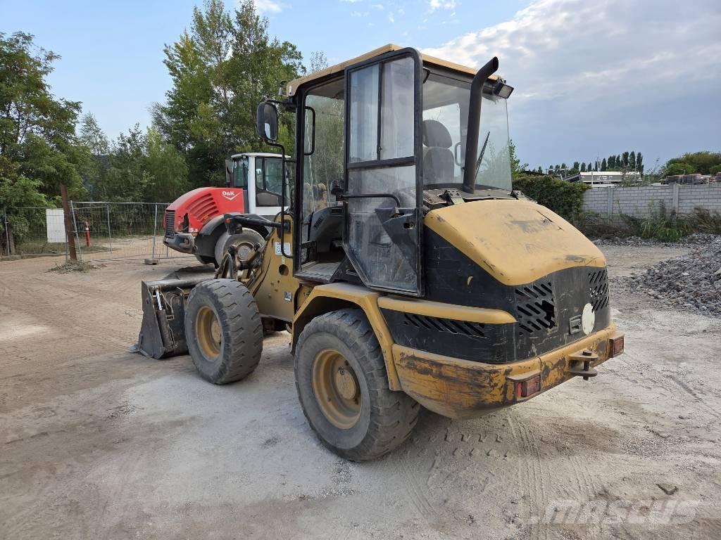 CAT 906 Колесни товарачи