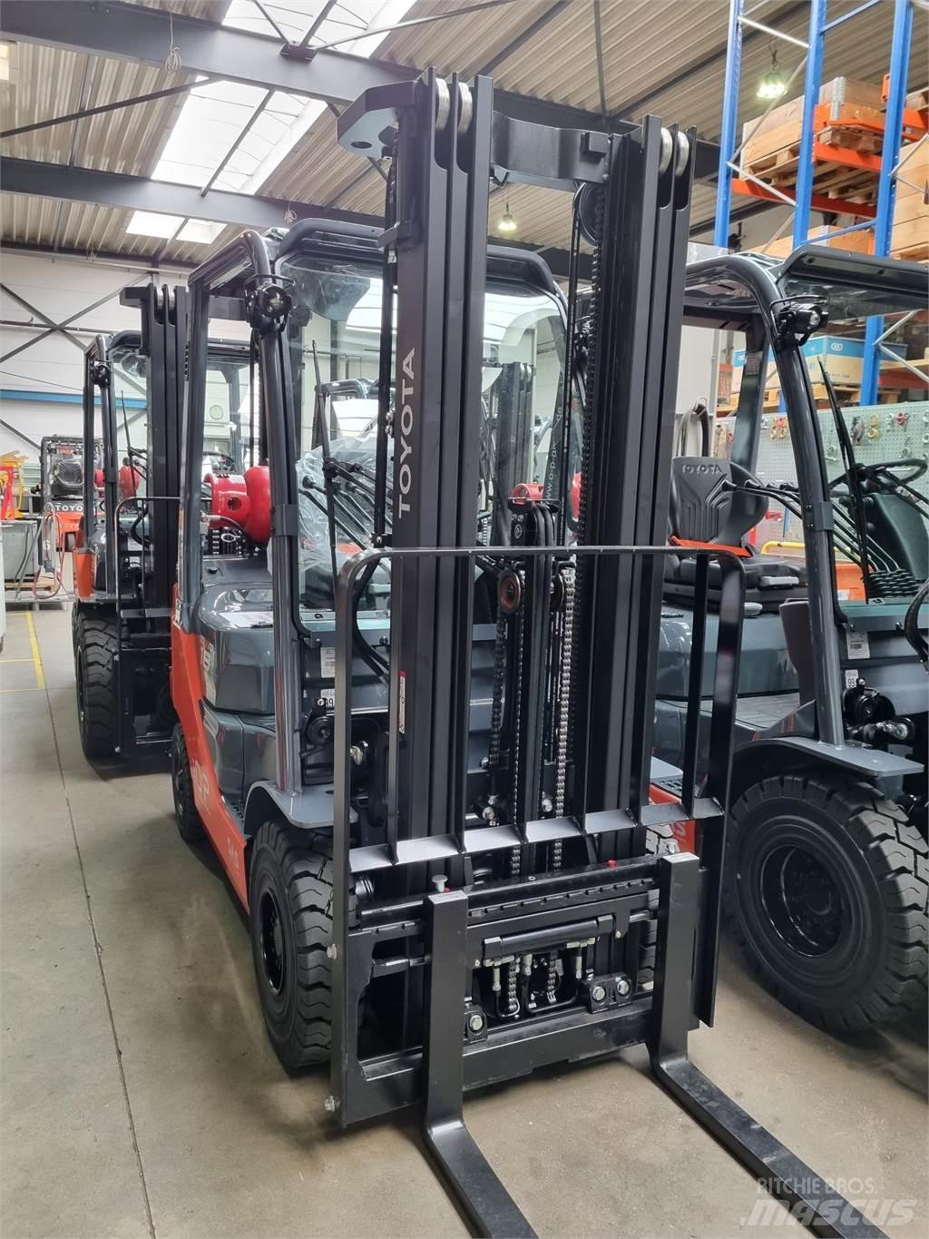 Toyota 02-8FGF18 Камиони с АГУ