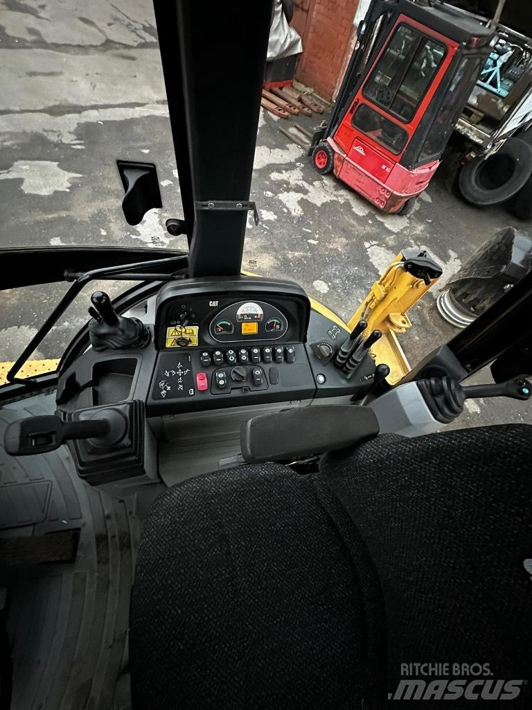 CAT 444F Товарач със заден ексватор
