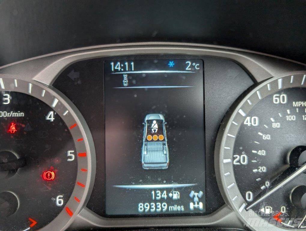Nissan Navara Пикапи