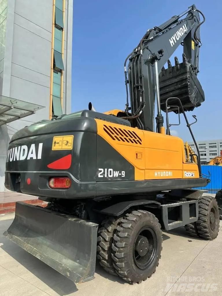 Hyundai R210W-9 Колесни екскаватори