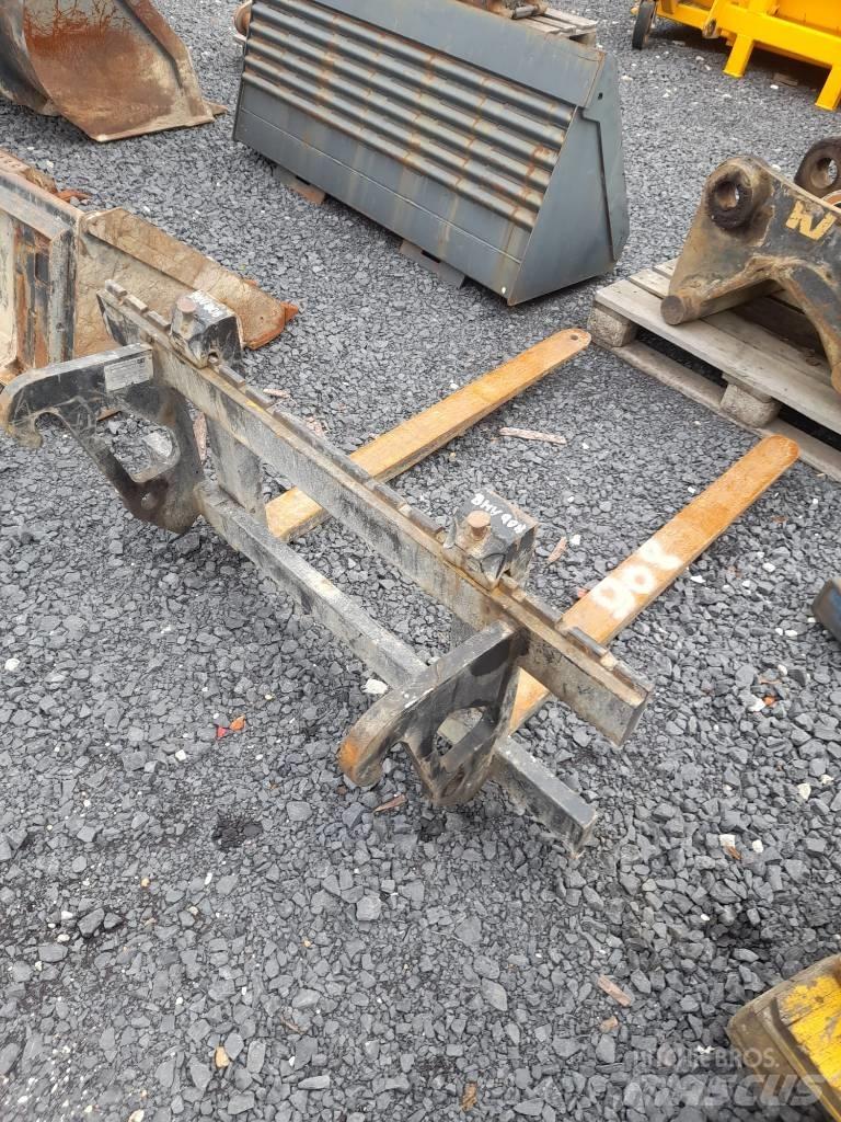 CAT 908M Колесни товарачи