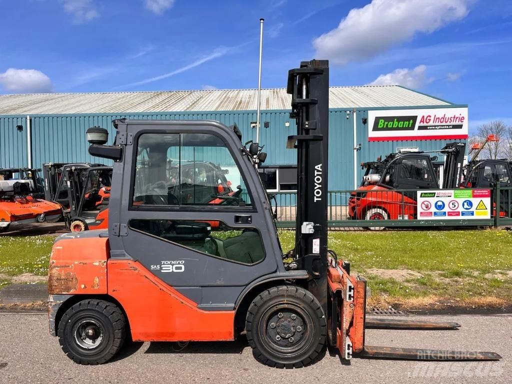 Toyota 52-8FDF30 Дизелови камиони