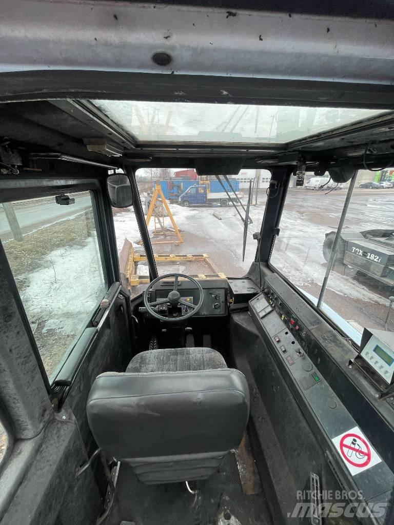 Sisu TRX181 Терминални трактори