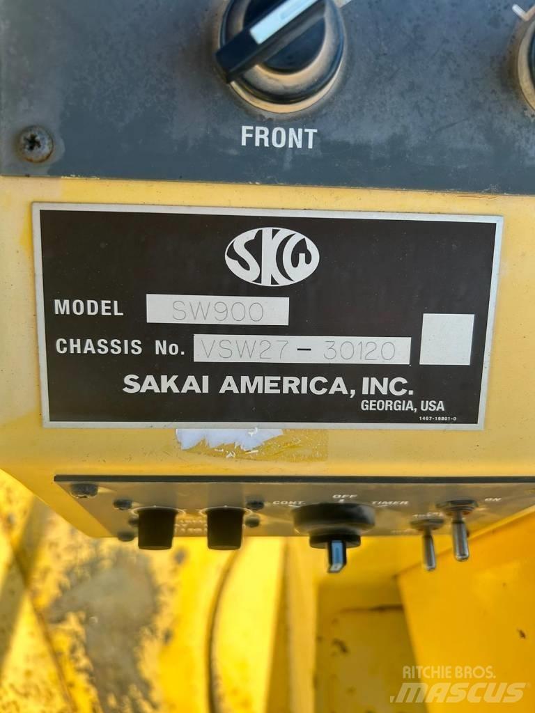 Sakai SW 900 Пневматични гумени  ролки
