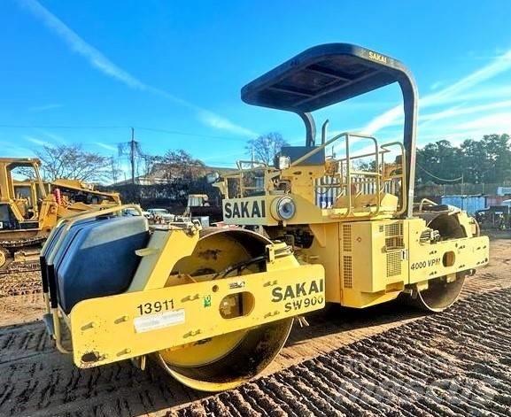 Sakai SW 900 Пневматични гумени  ролки
