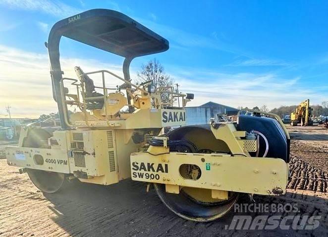 Sakai SW 900 Пневматични гумени  ролки
