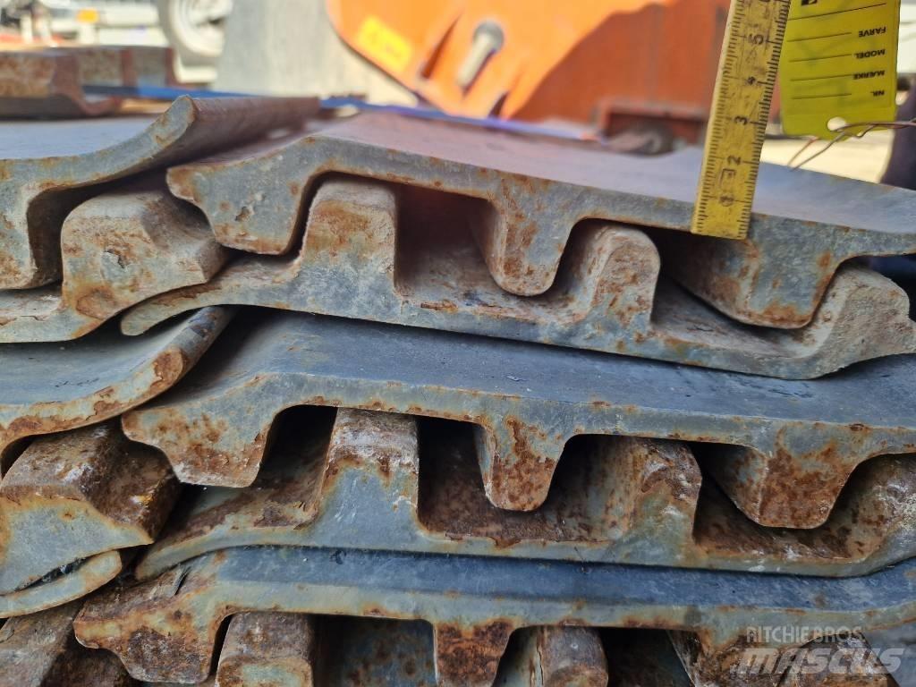 Volvo EC 200 Релси, вериги и ходова част
