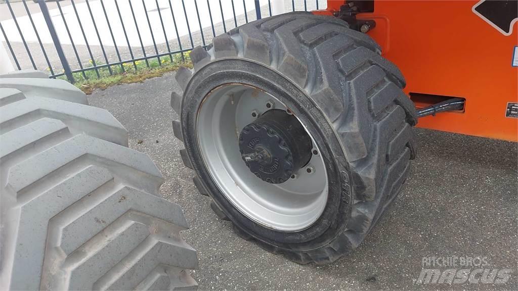 JLG 680SGW+ Телескопични повдигачи
