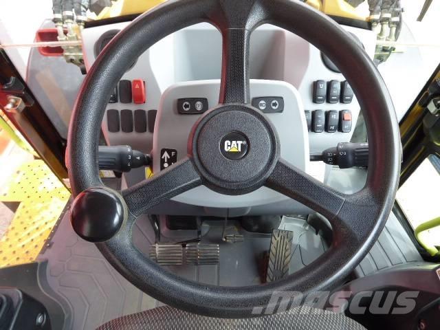 CAT 444 Товарач със заден ексватор